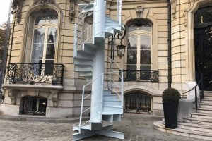 Potongan Tangga Spiral Menara Eiffel Asli Siap Dilelang Di Paris