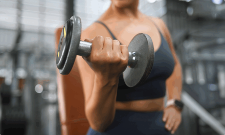 Tips Olahraga Di Rumah Dengan Dumbbell Ala Ibu Rumah Tangga