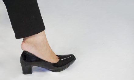 Solusi Sepatu Kekecilan Dengan Kantong Air Dan Freezer