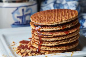 Stroopwafel Belanda, Gaufre Tipis Isi Karamel Teman Minum Kopi