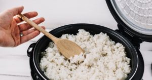 Trik Nasi Bebas Lengket: Oles Minyak Kelapa Di Rice Cooker