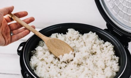 Trik Nasi Bebas Lengket: Oles Minyak Kelapa Di Rice Cooker