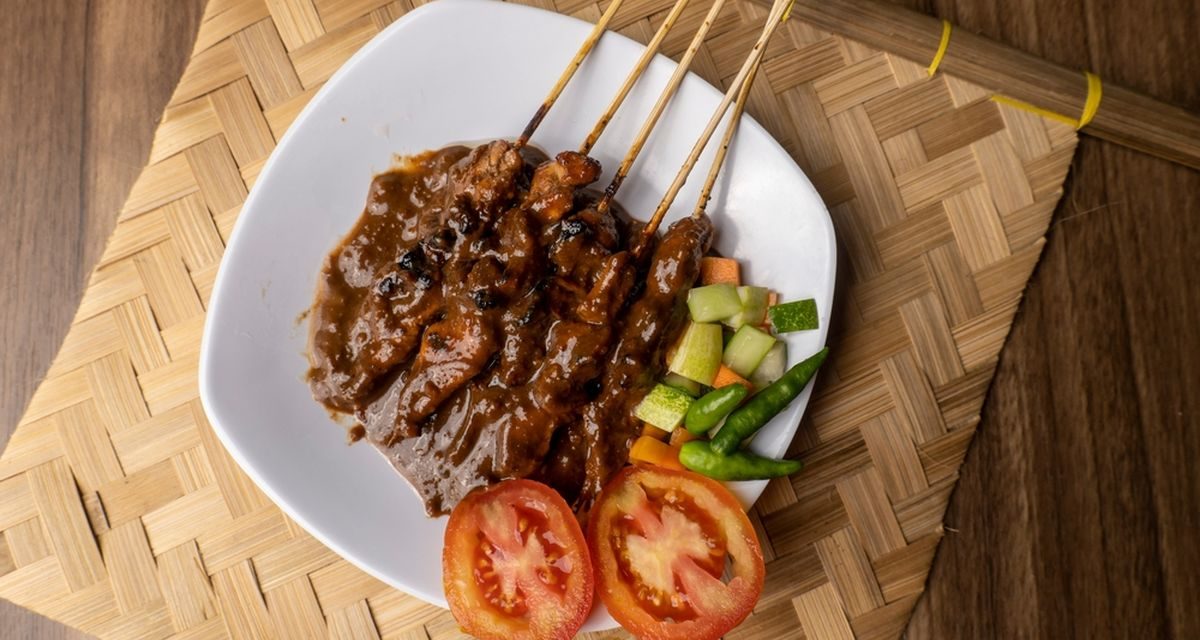 Menjajal Sate Lalat Khas Pamekasan Berbumbu Kacang Kental