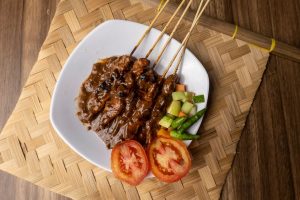 Menjajal Sate Lalat Khas Pamekasan Berbumbu Kacang Kental