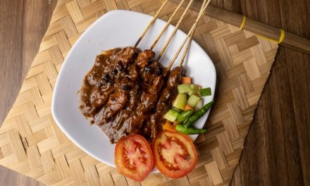 Menjajal Sate Lalat Khas Pamekasan Berbumbu Kacang Kental