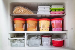 Trik Mencegah Es Krim Keras Saat Disimpan Di Freezer